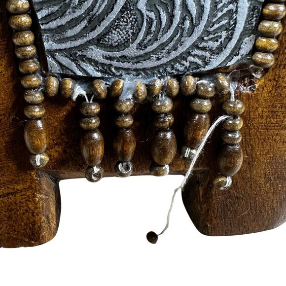 Wooden Craved Set of 2 Elephants With Bead Work Some Damaged Good Condition - Picture 6 of 7